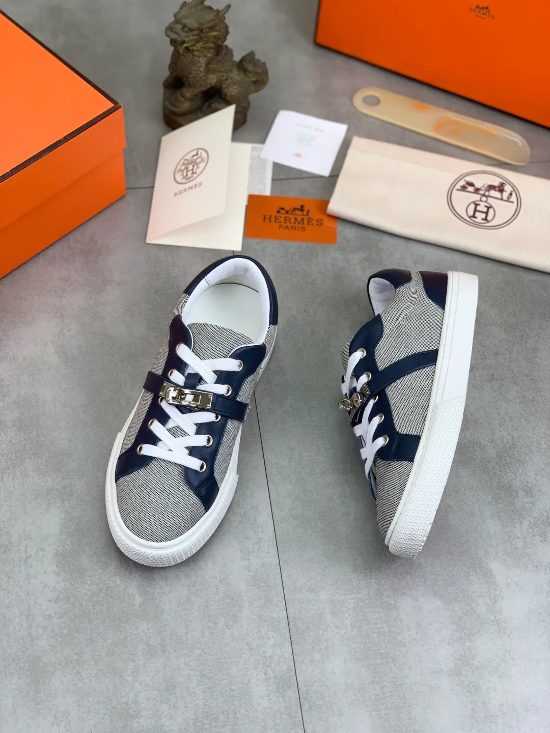 Men's men's shoes 💰P640 New Hermes top version Hermès classic couple style #𝐊𝐞𝐥𝐥𝐲 buckle casual white shoes skateboard shoes that will not conflict with shoes at all. Full of unknowns, Hermès rarely produces flat casual shoes and they are paired with classic palladium-plated Kelly shoe buckles! You'll fall in love with it at first sight. It's super versatile and can be worn with any skirt or pants. 🉑️Close your eyes and wear it. It's super noble. Fabric: Specific cowhide/canvas material. Lining: Sheepskin lining. Outsole: Original molded TPU outsole. Size: 35-45.